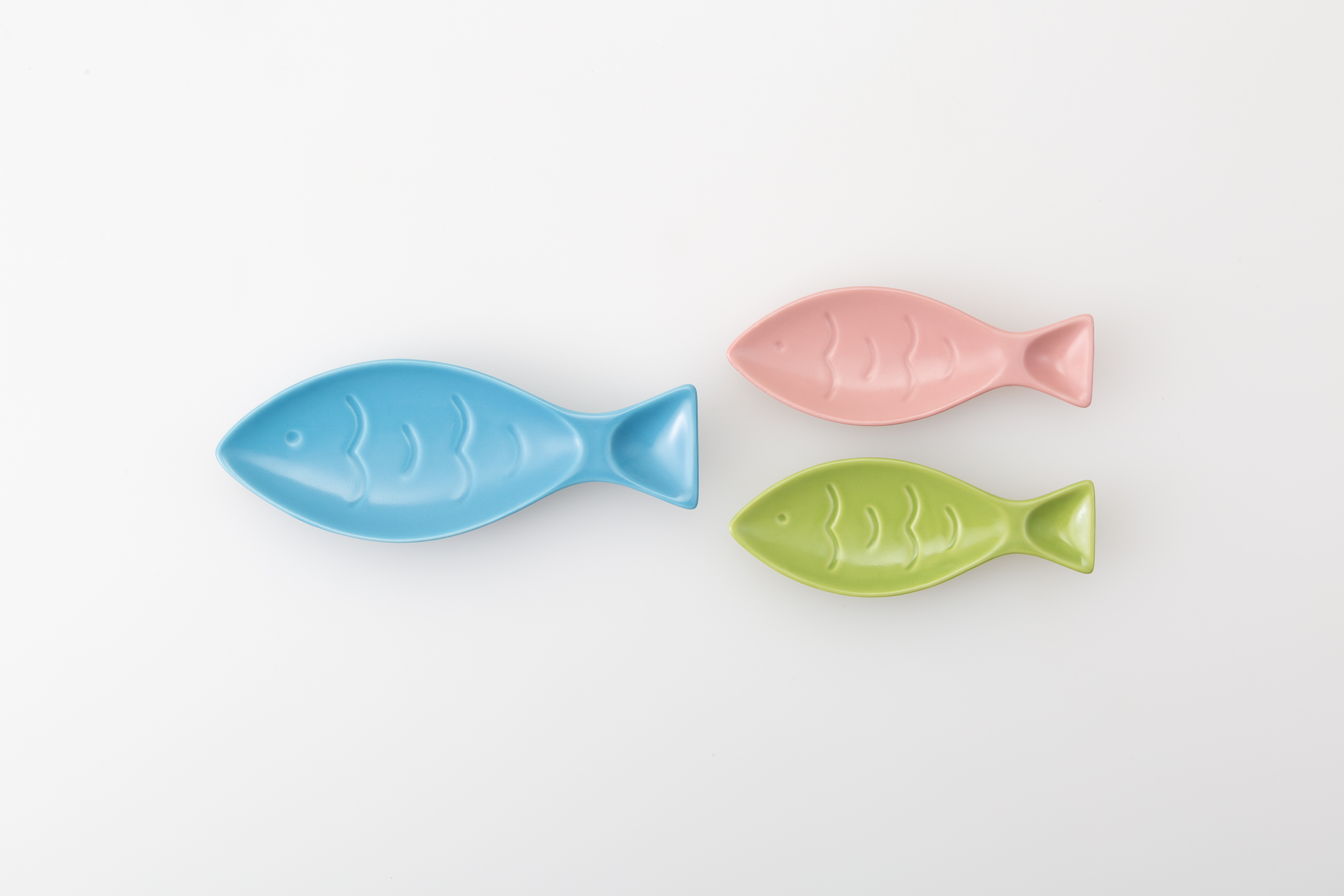 uchu wagashi プレート Swimmy（青×ピンク） | 波佐見焼のOEM
