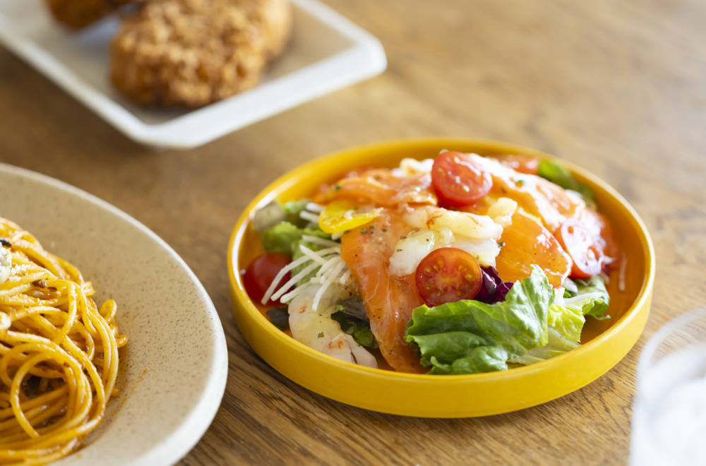 冷静と情熱 プレート（中）オレンジ | 波佐見焼のOEM オンライン