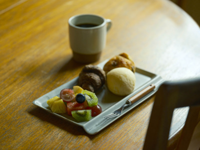 重宝皿ロング_アースグレー_パンとフルーツ