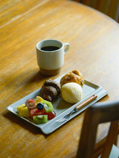 重宝皿ロング_アースグレー_パンとフルーツ