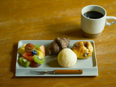 重宝皿ロング_アースグレー_パンとフルーツ