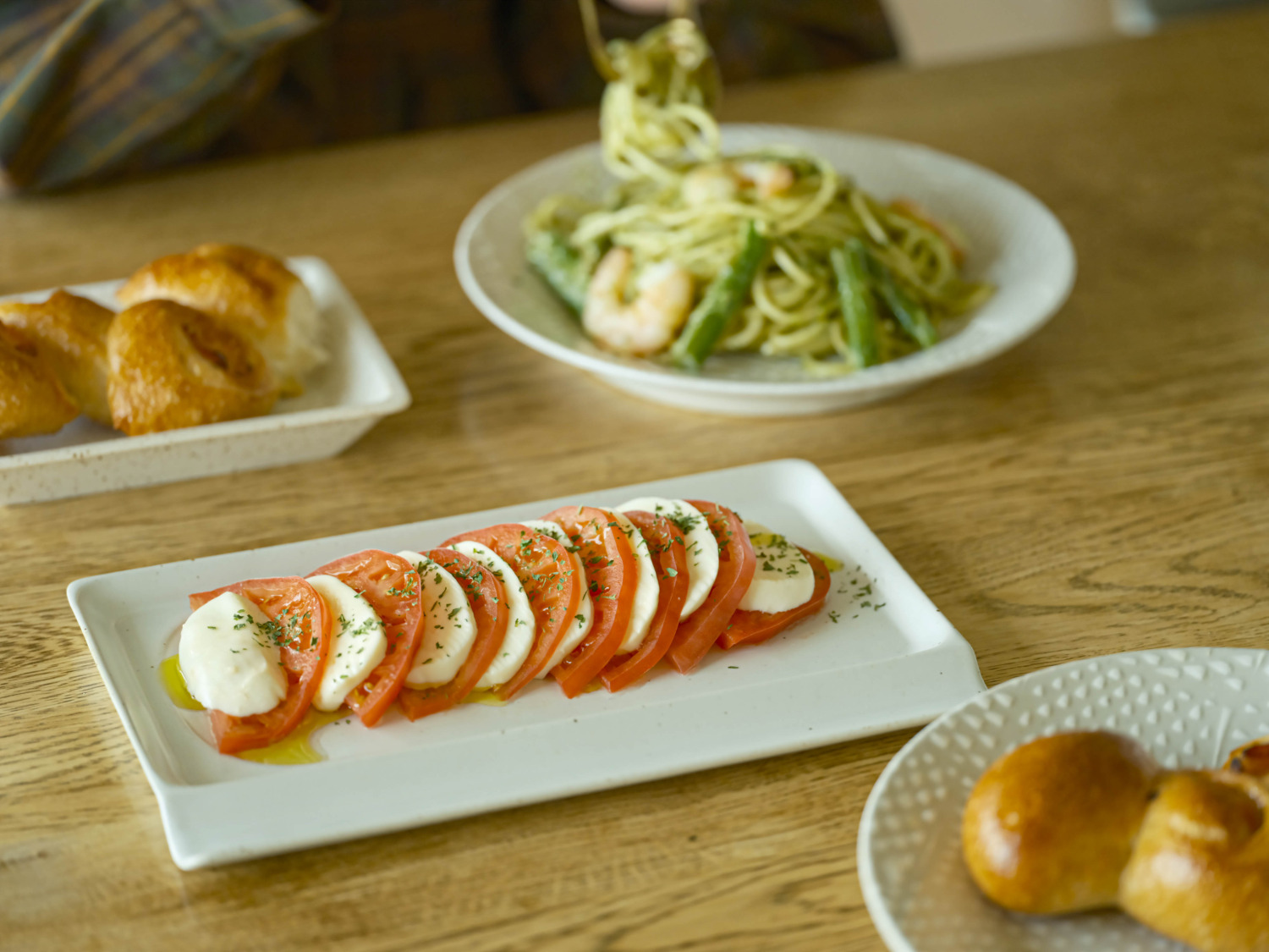 重宝皿ロング_アースホワイト_カプレーゼ