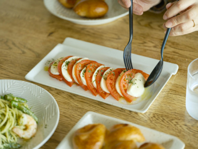 重宝皿ロング_アースホワイト_カプレーゼ